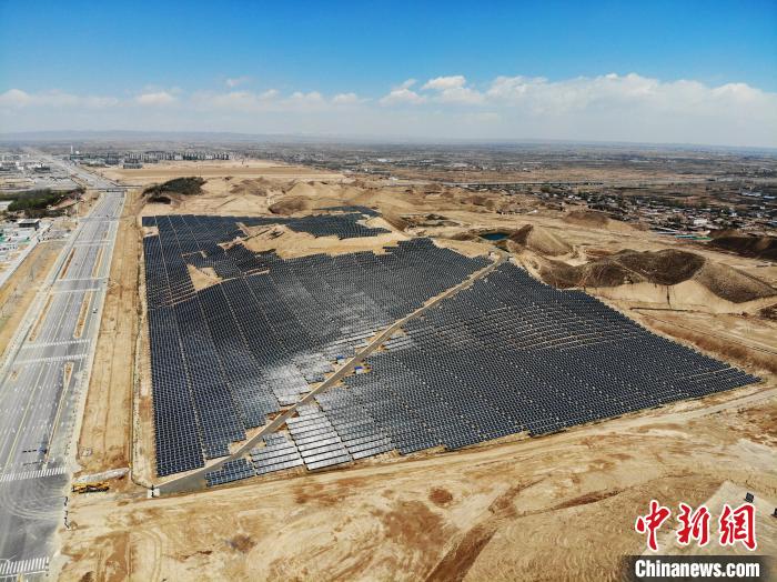 圖為該項目配套的10MW光伏發(fā)電場。　楊艷敏 攝